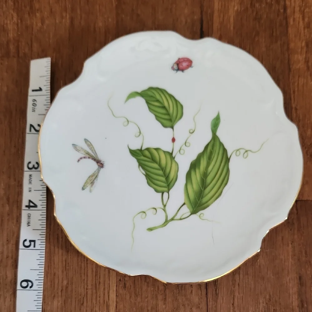 I. Godinger & Co. Decorative White and Green Porcelain Plate